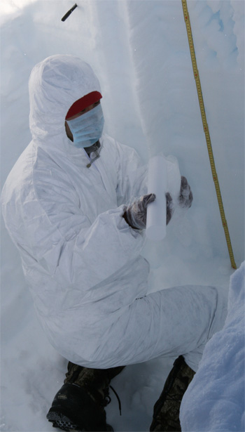 Li Chuanjin sampling in a pit under clean conditions.