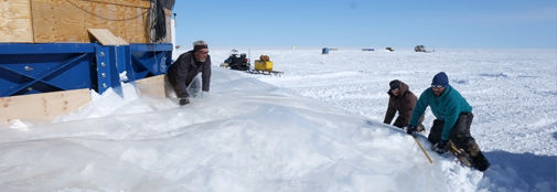 Sverrir, Mathias and Paul are mounting a plastic skirt (nicknamed “tou-tou” – a ballerina skirt) around the base of the dome to prevent the undercarriage from becoming encased in ice (re-frozen meltwater).