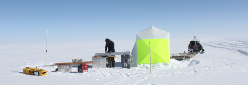 En af snescootergrupperne: Helle studerer en friskboret iskerne. Sporene fra traversen kan ses ude til højre.