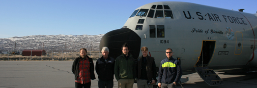 Årets første hold parat til at gå ombord i Hercules-flyvemaskinen.