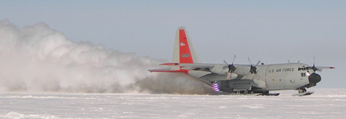 Raketter monteres på flyets sider for at give et ekstra skub, der bringer flyet i luften.