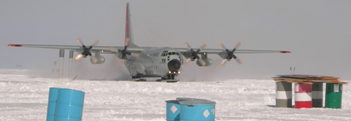 En New York Air National Guard Hercules LC-130H på vej ind på forpladsen (?apron?) ved NEEM-lejren.