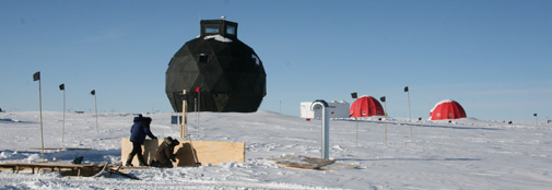 Mounting of the skylight with the main dome in the background.