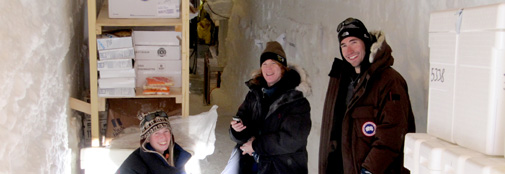 Susanne B., Susanne I. og Sebastian i den nye proviantfryser.
