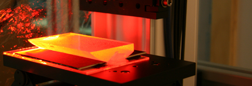 En skive is bliver undersøgt i rødt lys i en mikroscanner for bobler og
deres form samt mikroskopiske uregelmæssigheder.