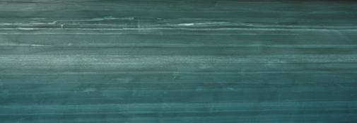 De øverste to meter af NEEM sne stratigrafien som den ses i dobbelt-pitten der blev lavet i går af Timothy. Solen skinner på bagsiden af snevæggen gennem den anden pit hvorved lagene synliggøres. Hvert lag repræsenterer et snefald eller en storm og hele profilen dækker sandsynligvis 3 års 
sneakkumulation. 