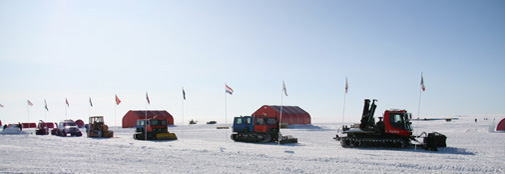 Sverrir flyttede alle køretøjerne i lejren, så han kunne planere området omkring garagen. Det var noget af 
en parade.