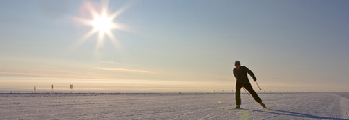 En trænet skiløber 'skøjter' på den hårde landingsbane på NEEM.