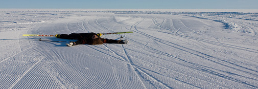 En knap så trænet skiløber tager et hvil på landingsbanen.