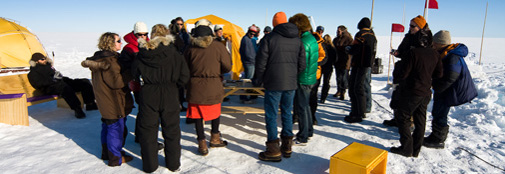 Aperitif i Firnlandsbyen 2 km fra hovedlejren lørdag før aftensmad.