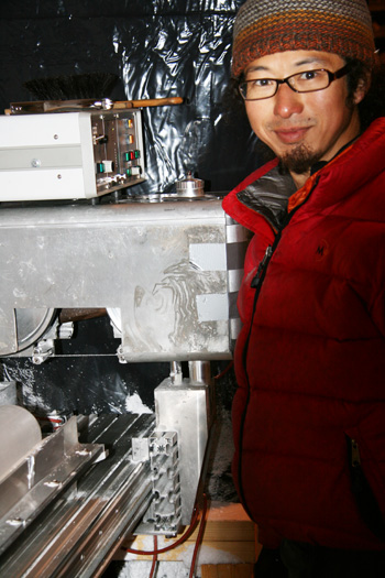 Jun, the master of the swiss saw. Every cut is done very precisely and the
saw is behaving under the firm hands of Jun.