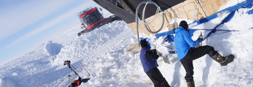 The dome being  excavated. The most important instruments in action: The Pistenbully and Mathias with a pick and Anna with a shovel.