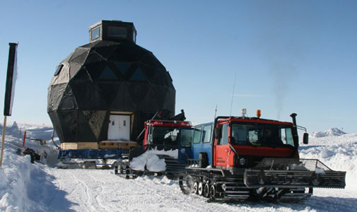 Dome being pulled by the Pisten Bully and Flexmobil.